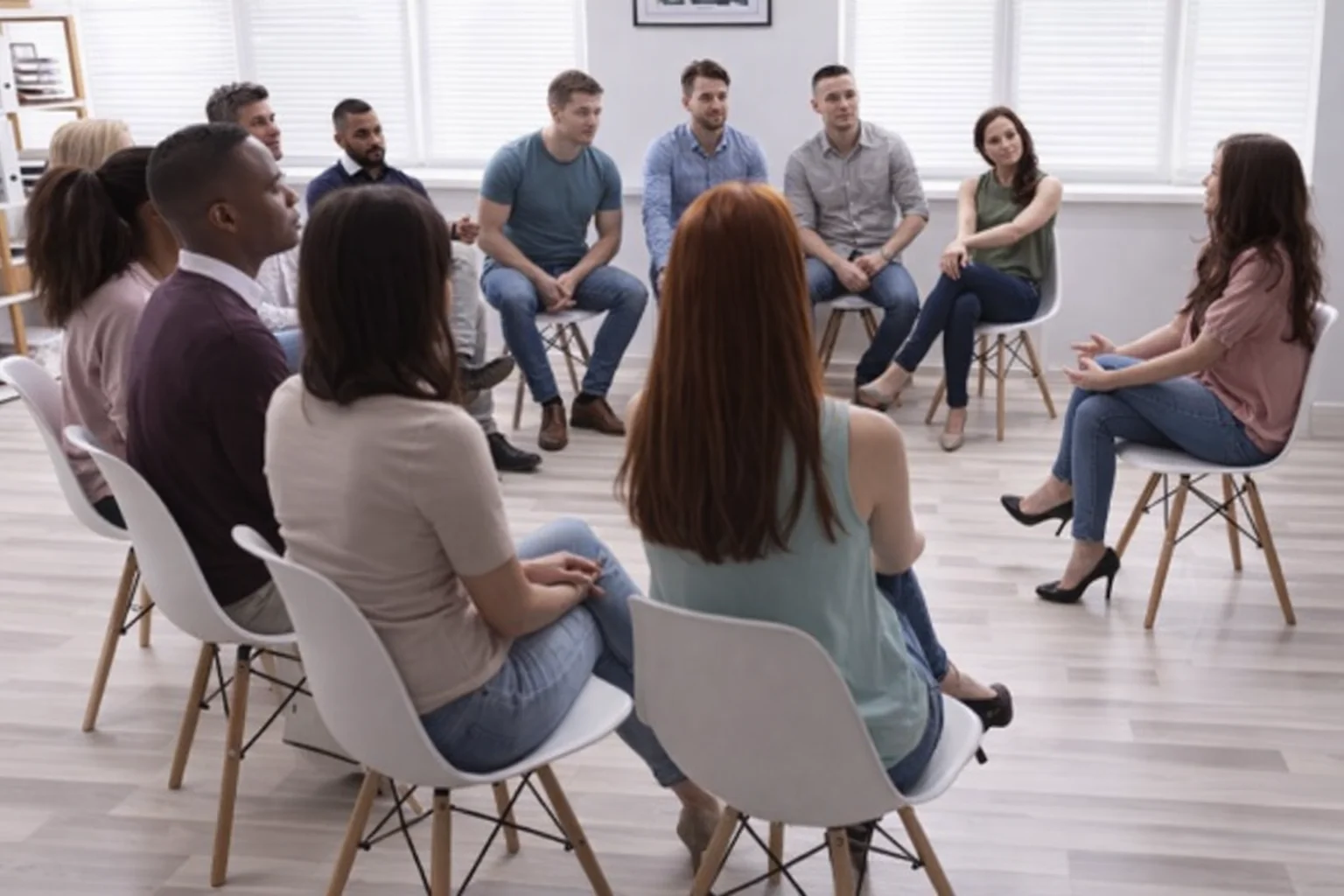 Un groupe assis en cercle pendant une formation